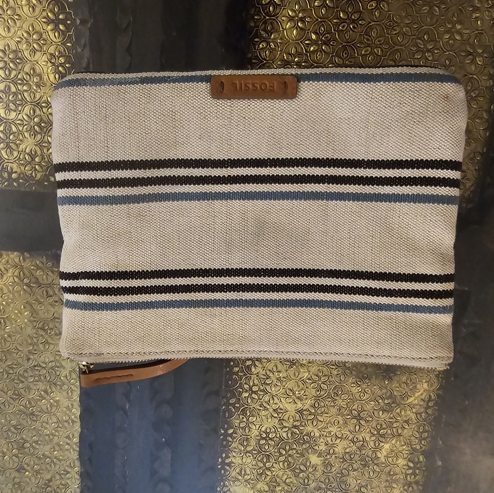 Cute Fossil Cross Body Bag - Picture 3 of 6